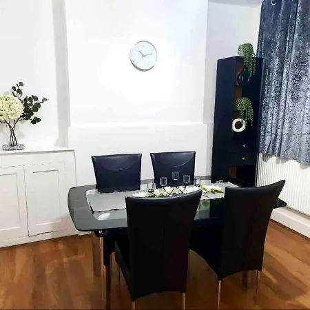 L A Place Croydon, London Holiday home