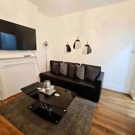 L A Place Croydon, London * Norwood