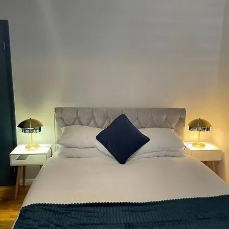 Elegant 2 Bedroom Flat In Chiswick Near Tube Stations Apartment *