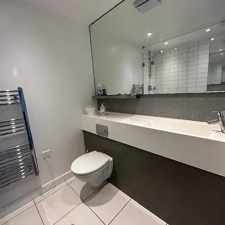 Apartment Luxury Modern 1 Bedroom With Balcony London