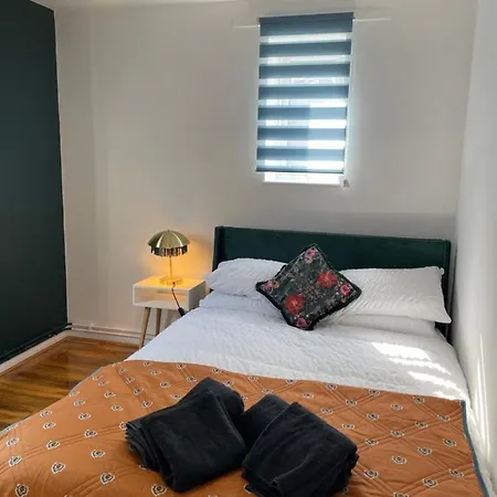 Elegant 2 Bedroom Flat In Chiswick Near Tube Stations *