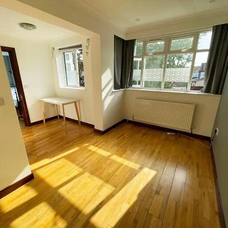 New Look, 7 Minutes To Station, 20 Minutes To London