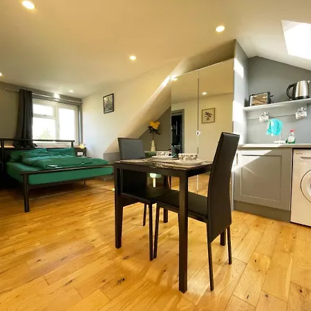 New Look, 7 Minutes To Station, 20 Minutes To London * Streatham Vale