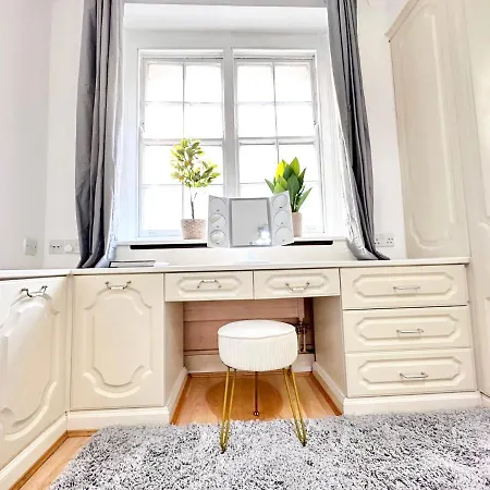 Suave Luxury Apartment, Sleeps Five, In The Heart Of London, Minutes From Kings Cross Station And The Brunswick Shopping Centre