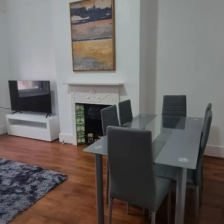 Cricklewood Broadway Guest Apartment London
