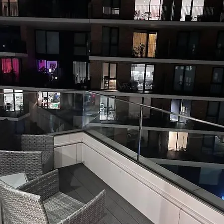 Stylish Docklands Apartment
