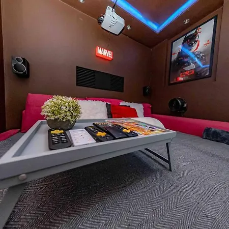 Unique W/garden Hot Tub, Sauna & Cinema Apartment
