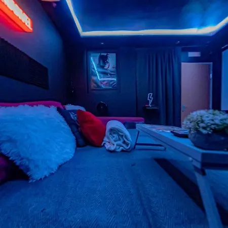 Unique W/garden Hot Tub, Sauna & Cinema