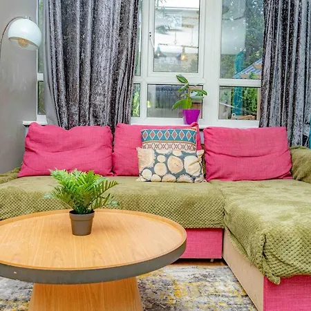 Unique W/garden Hot Tub, Sauna & Cinema Apartment