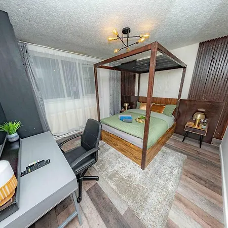 Unique W/garden Hot Tub, Sauna & Cinema *