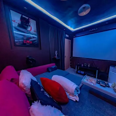 Apartment Unique W/garden Hot Tub, Sauna & Cinema *