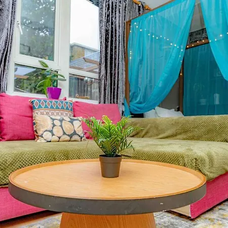 Unique W/garden Hot Tub, Sauna & Cinema Apartment *