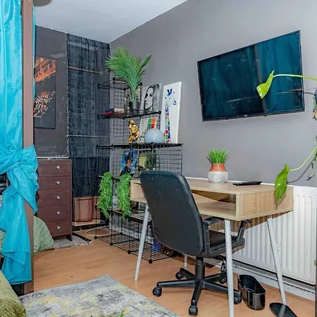 Unique W/garden Hot Tub, Sauna & Cinema *
