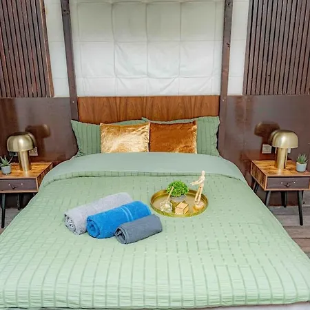 Unique W/garden Hot Tub, Sauna & Cinema Apartment London