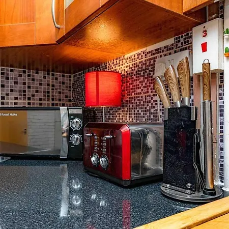 Unique W/garden Hot Tub, Sauna & Cinema Apartment