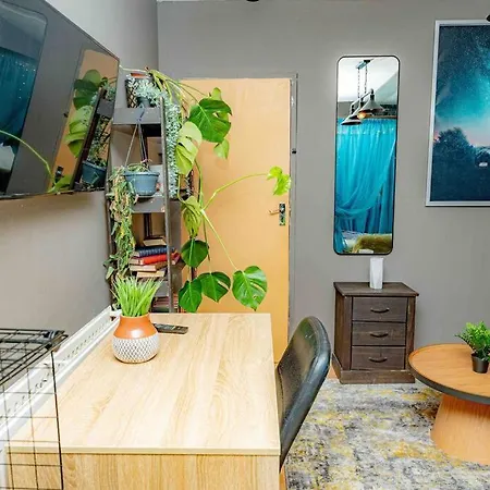 Unique W/garden Hot Tub, Sauna & Cinema Apartment
