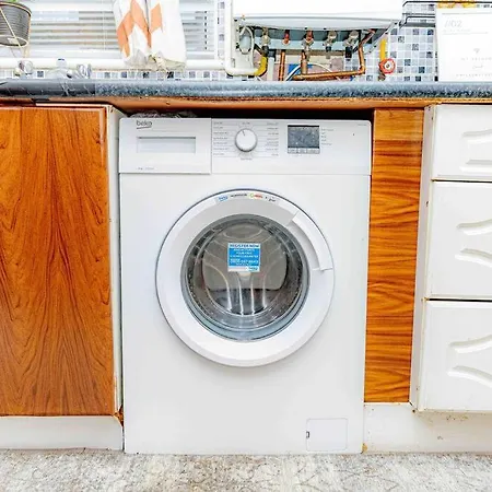 Unique W/garden Hot Tub, Sauna & Cinema * London