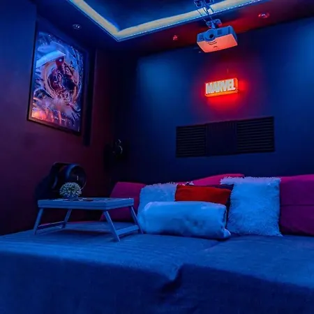 Unique W/garden Hot Tub, Sauna & Cinema Apartment *
