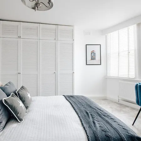 Chic 1 Bed Flat Zone 2 Hampstead Swiss Apartment London