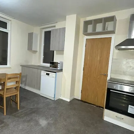 North A Spacious 7 Bedroom House Accommodating Up To 18 People Complete With Own Gym And Table Tennis Londyn