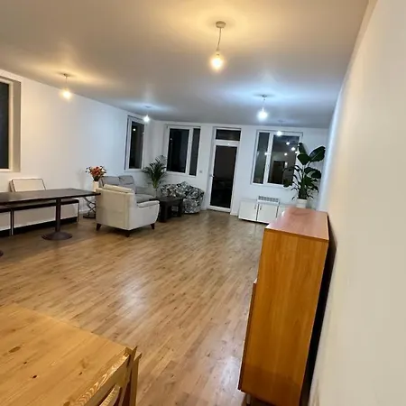 Holiday home North Spacious: 7-bedroom Group Retreat With Gym *