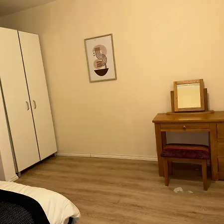 Holiday home North Spacious: 7-bedroom Group Retreat With Gym London