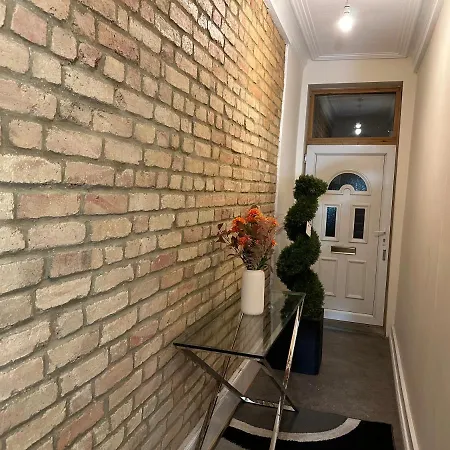 North Spacious: 7-bedroom Group Retreat With Gym London