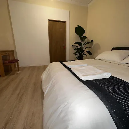 North Spacious: 7-bedroom Group Retreat With Gym London