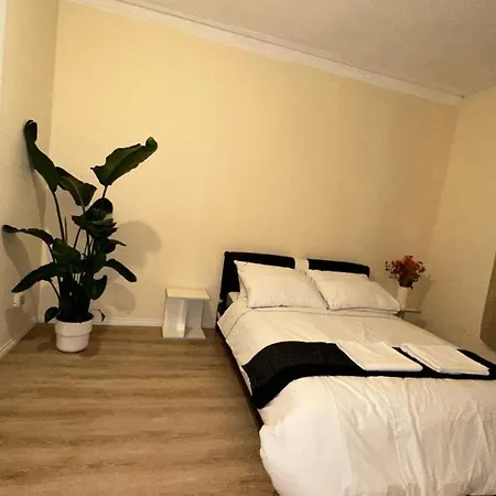 Holiday home North Spacious: 7-bedroom Group Retreat With Gym *