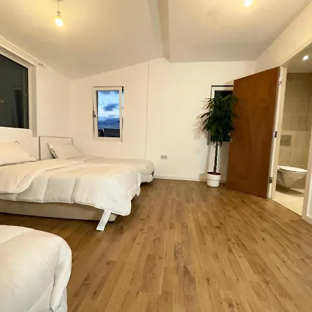 North Spacious: 7-bedroom Group Retreat With Gym Holiday home London