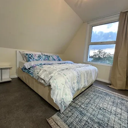 North Spacious: 7-bedroom Group Retreat With Gym