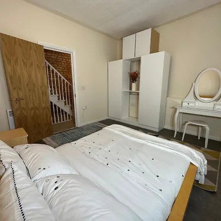 North A Spacious 7 Bedroom House Accommodating Up To 18 People Complete With Own Gym And Table Tennis Londýn
