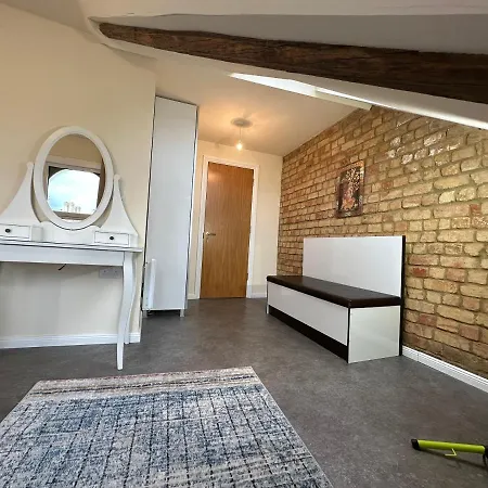 North Spacious: 7-bedroom Group Retreat With Gym * London