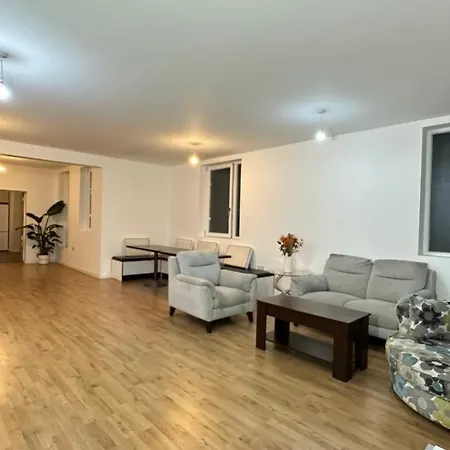 Holiday home North Spacious: 7-bedroom Group Retreat With Gym