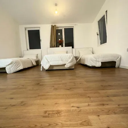 North Spacious: 7-bedroom Group Retreat With Gym * London