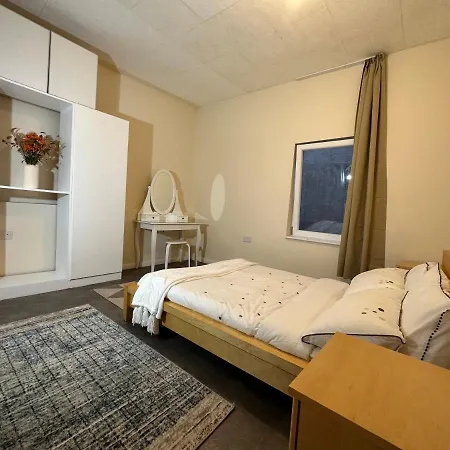 North Spacious: 7-bedroom Group Retreat With Gym *