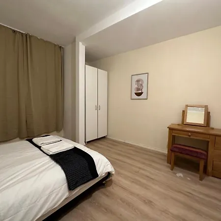 Holiday home North Spacious: 7-bedroom Group Retreat With Gym London