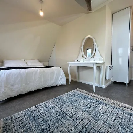 Holiday home North Spacious: 7-bedroom Group Retreat With Gym *