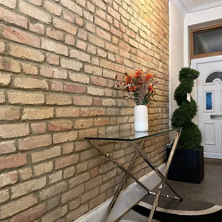 North A Spacious 7 Bedroom House Accommodating Up To 18 People Complete With Own Gym And Table Tennis
