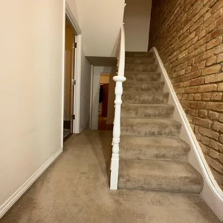 North A Spacious 7 Bedroom House Accommodating Up To 18 People Complete With Own Gym And Table Tennis Dom wakacyjny Londyn