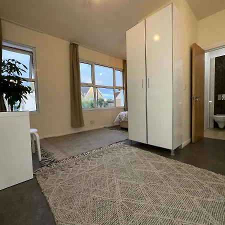 Holiday home North Spacious: 7-bedroom Group Retreat With Gym *