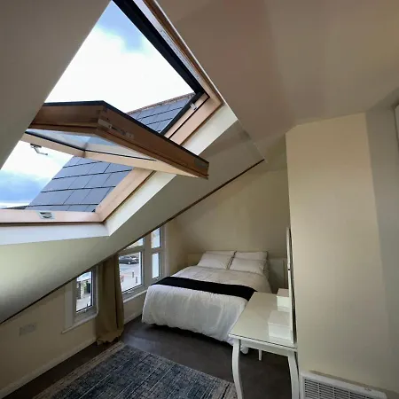 North Spacious: 7-bedroom Group Retreat With Gym Holiday home London