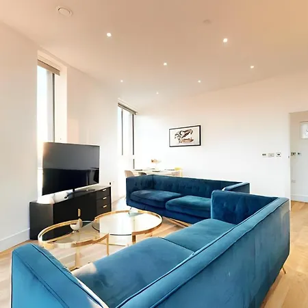 View 2-bed Battersea Penthouse - Underground Parking * London