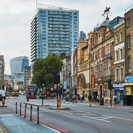 Spacious Near With Smart Tv Homestay London