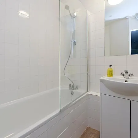 Apartment Joivy Spacious Apt With Private Yard In Notting Hill