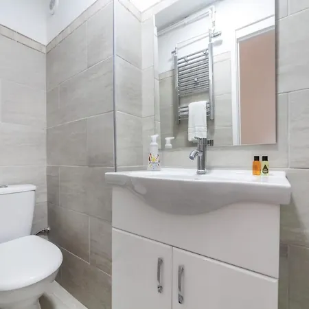 Peaceful Renovated 5bdr House Wgarden Apartment London