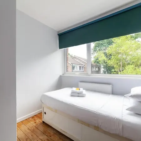 Peaceful Renovated 5bdr House Wgarden London