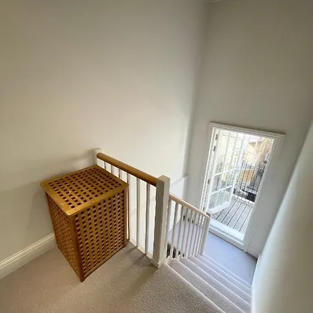 Victoria Maisonette Apartment London