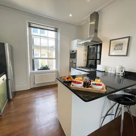 Victoria Maisonette * London