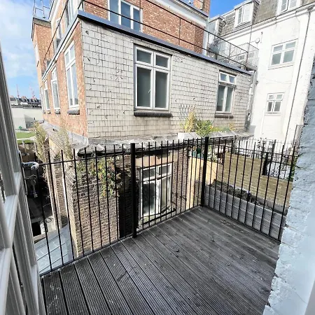 Victoria Maisonette Apartment London